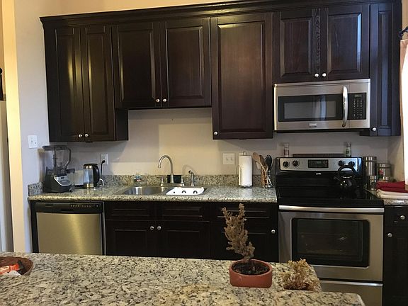 Bar and fully-equipped kitchen