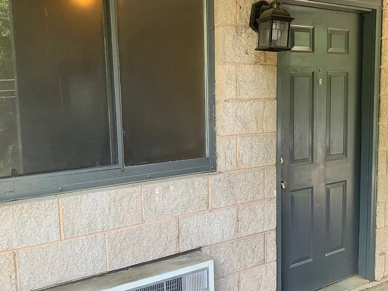 190 Georgia Ave — Photo 2