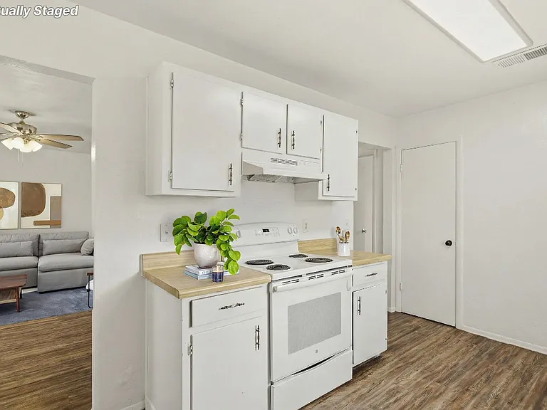 1853 Ivy Ln — Photo 11