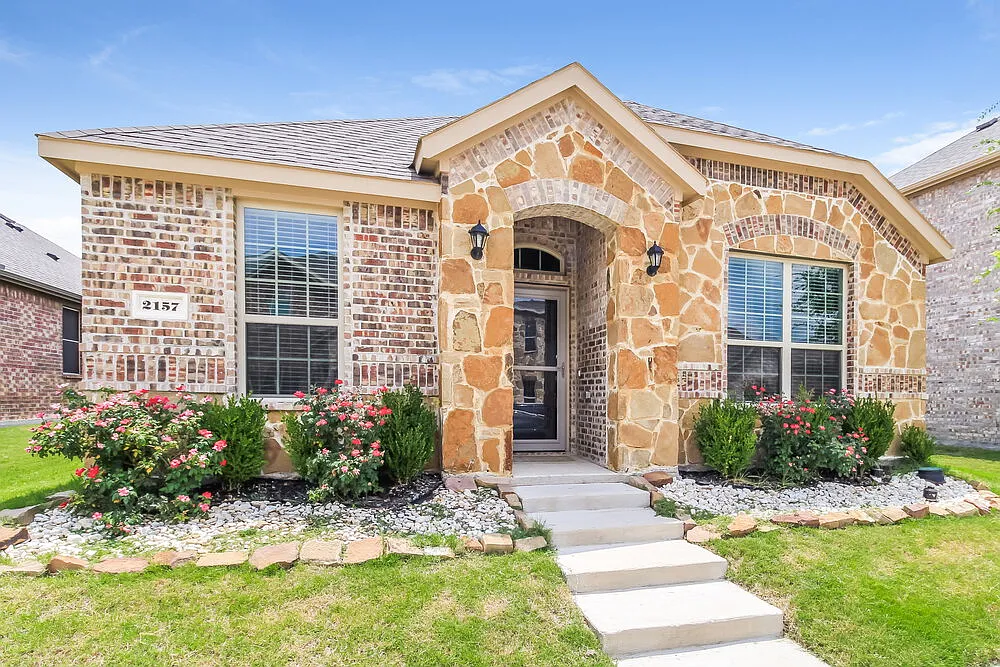 3 bed, 2.0 bath, 1587 sqft, $2,205 — Photo 3