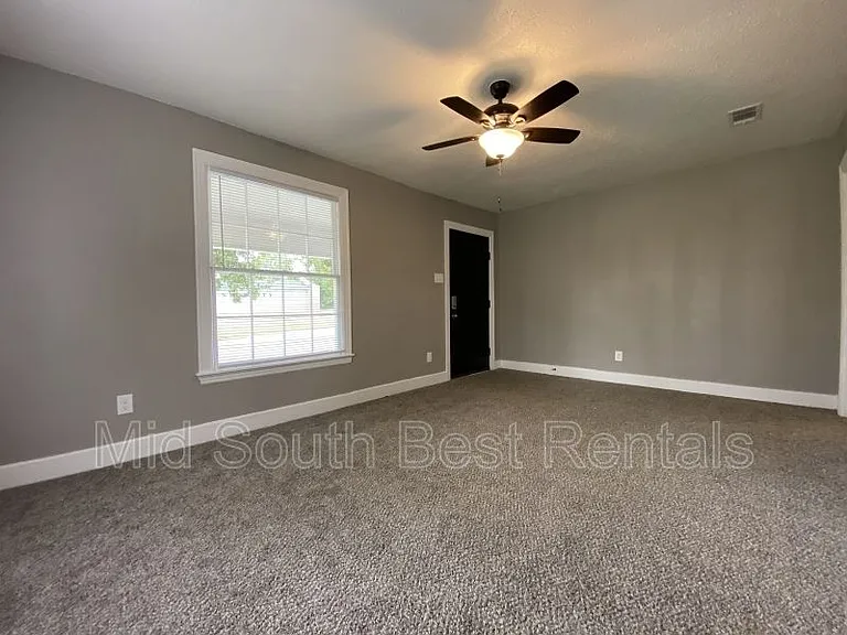 1616 Wright Ave — Photo 3