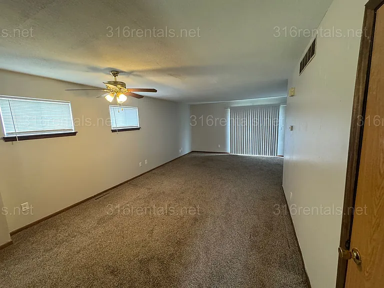 708 Cottonwood Ln — Photo 6