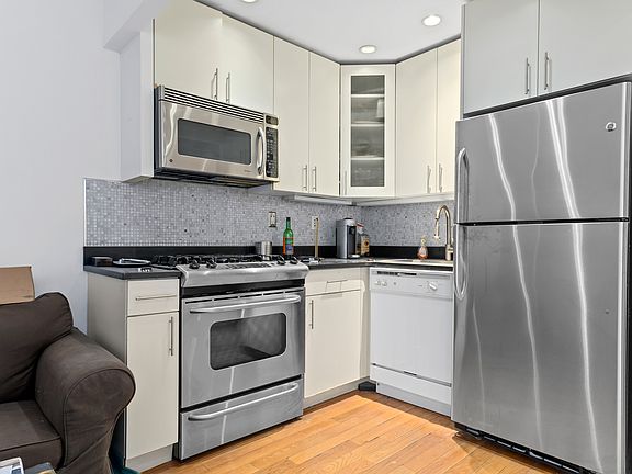 3rd image of 159 Bleecker St APT 6C