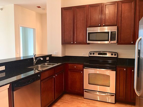 3rd image of 1629 S Prairie Ave Unit 807