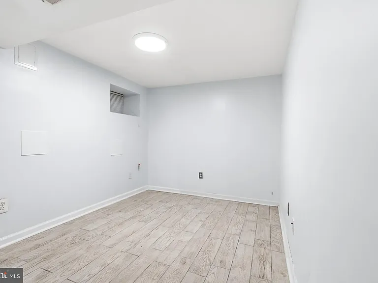 2302 Mount Royal Ter — Photo 20