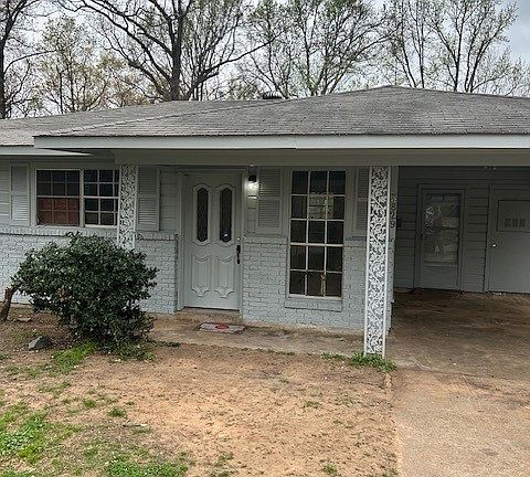 View of the front of the home