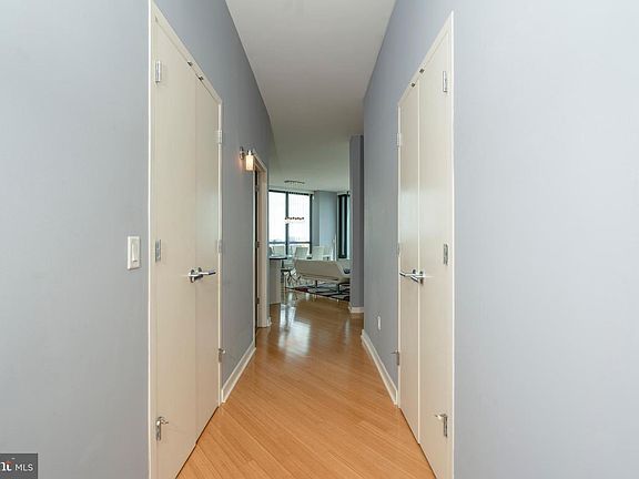 4th image of 2101 Market St Unit 4005