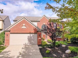 7660 Windgate Cir, West Bloomfield, MI
