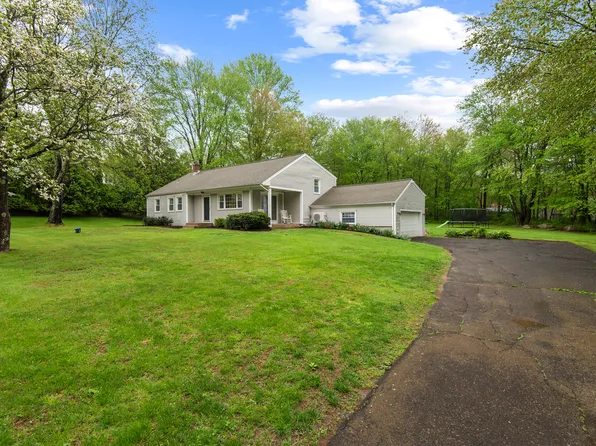 10 Paugussett Road, Newtown, CT 06482