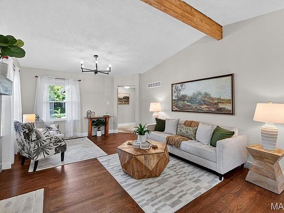 5th image of 19 Cloverleaf Ln