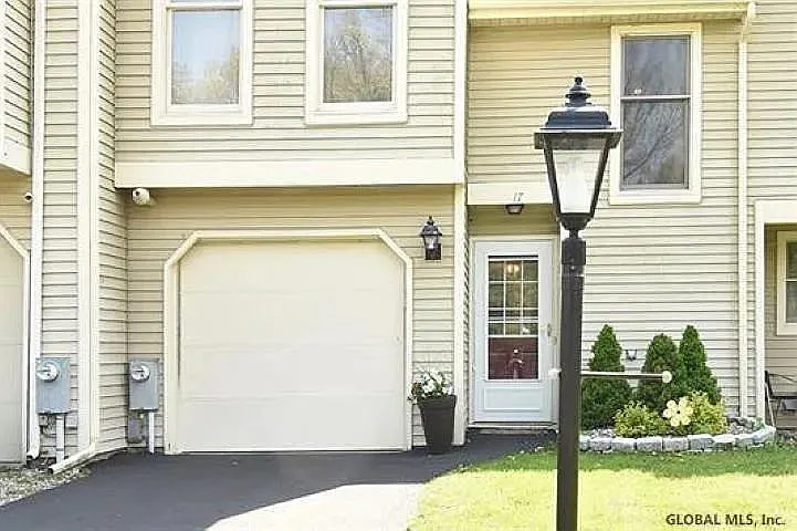 17 Cromwell Dr — Photo 1