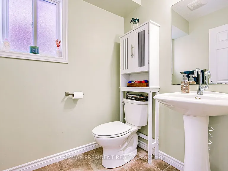 573 Forman Ave — Photo 11
