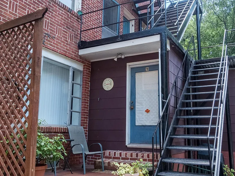 926 Greenwood Ave NE #9 — Photo 2