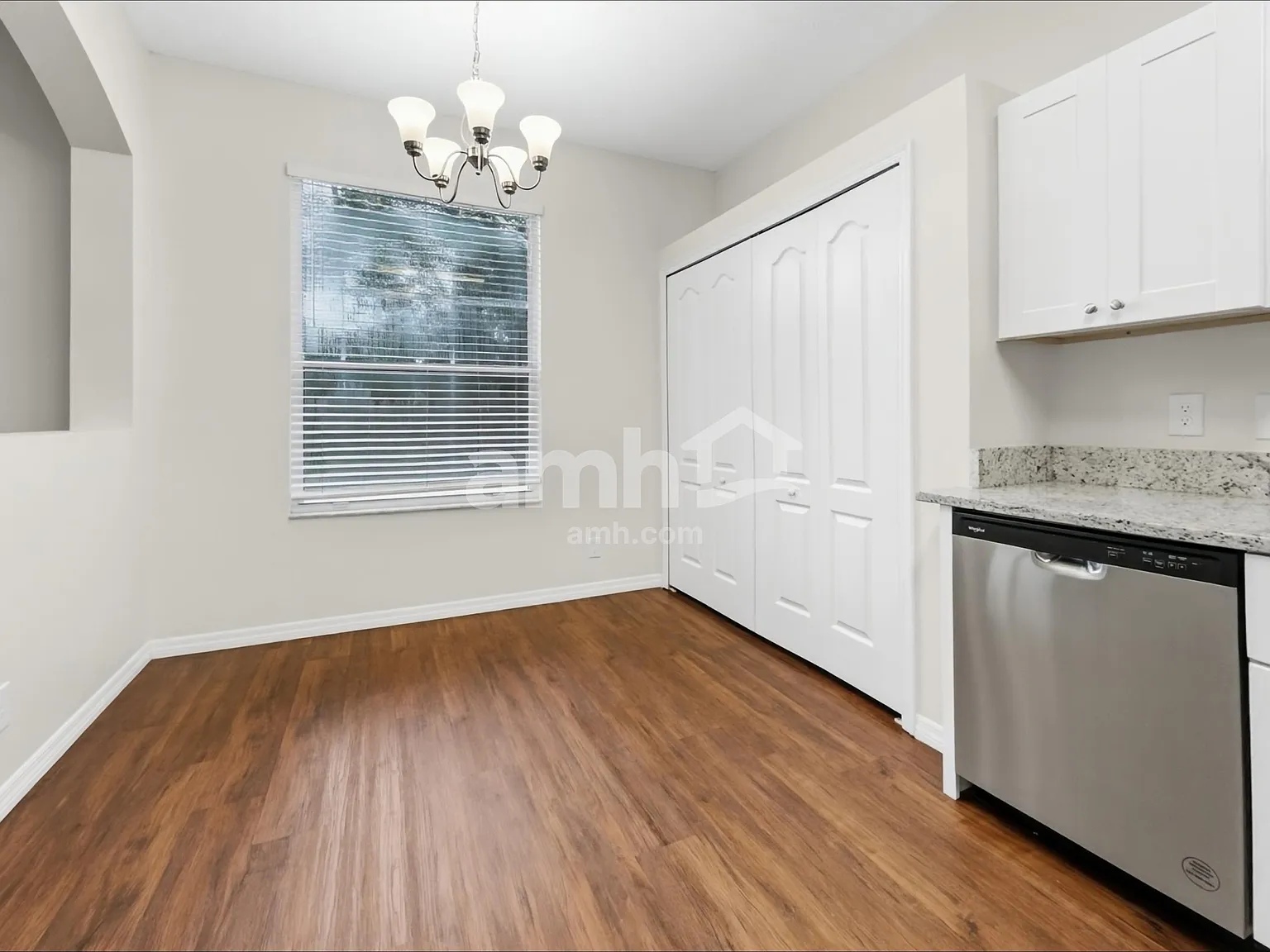 3 bed, 2.0 bath, 1374 sqft, $2,520 — Photo 4