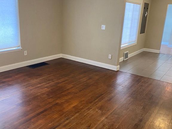 Livingroom to Kitchen