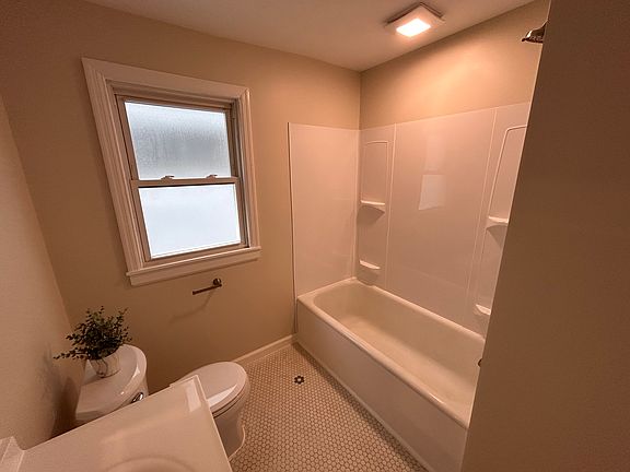 5th image of 49 Nassau Ave Floor 1