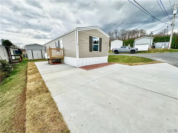 16 Woodland Ln, Mertztown, PA 19539