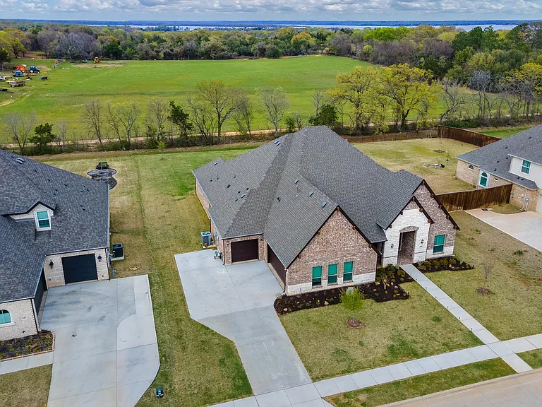 612 Ambergate Dr — Photo 2