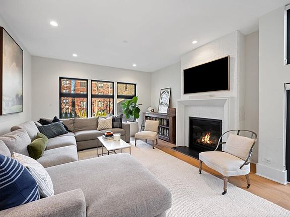 5th image of 2109 W Montrose Ave