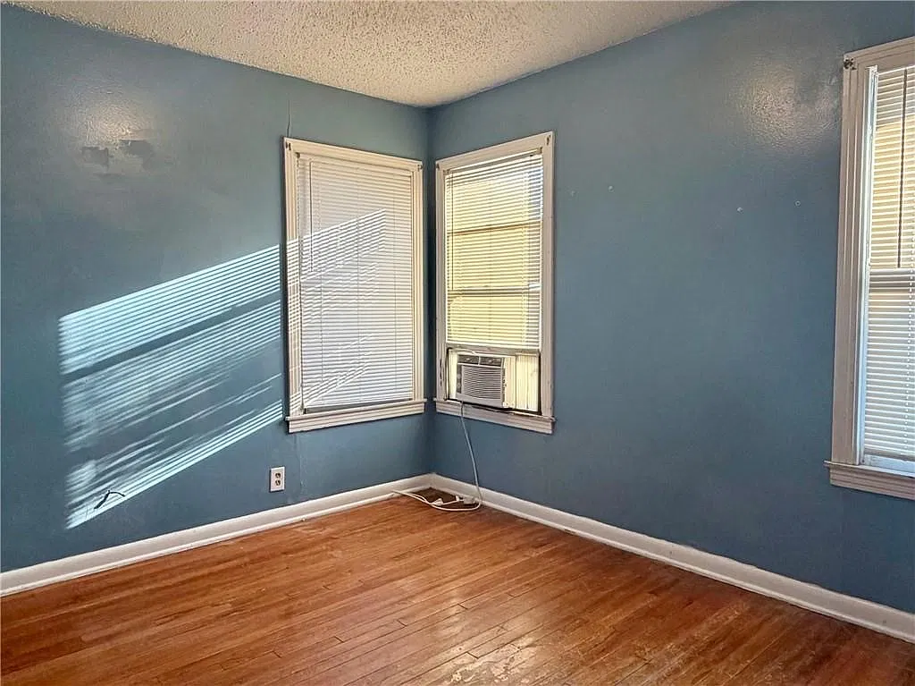 3 bed, 1.0 bath, 912 sqft, $1,350 — Photo 4