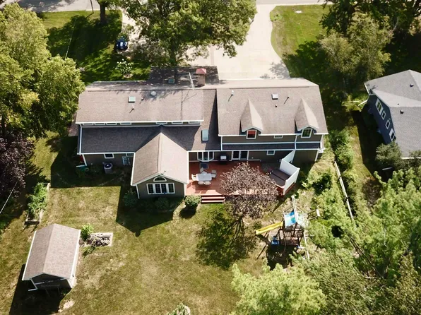 1733 Country Club Dr, Grinnell, IA 50112