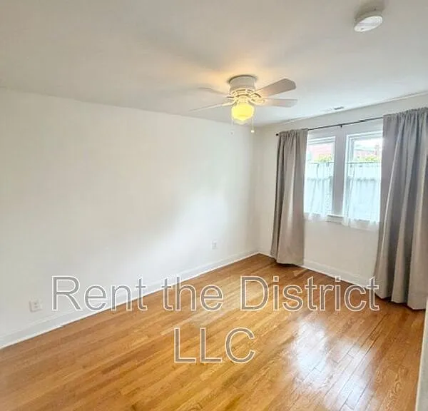 1910 D St NE — Photo 6