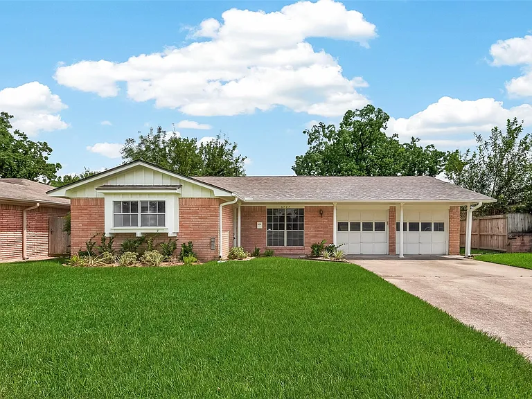 6727 Grovewood Ln — Photo 1
