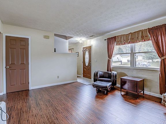 5th image of 214 Iroquois Dr