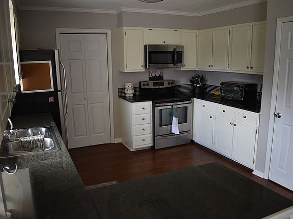 3rd image of 606 Mountain Dr