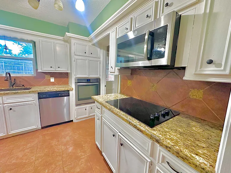 17502 Cassina Dr — Photo 14