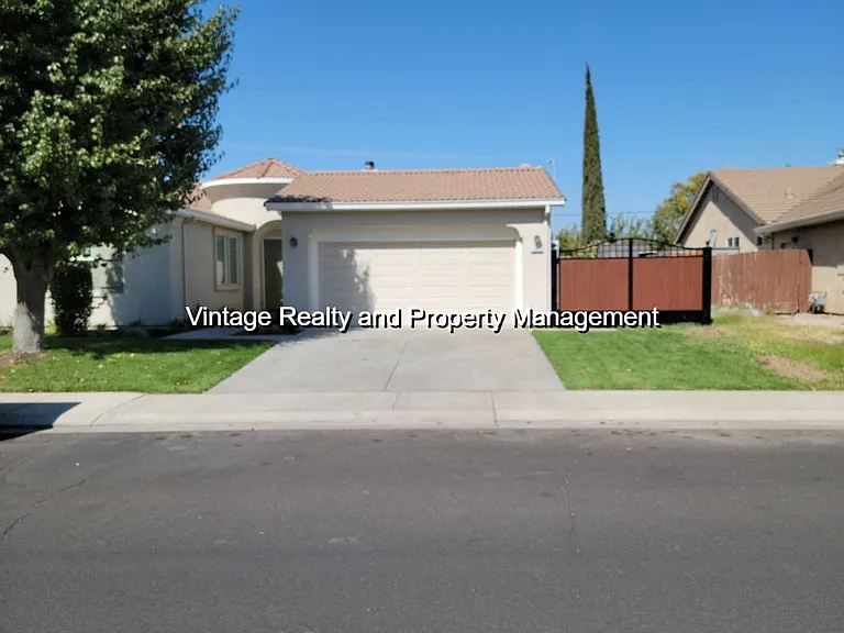 1052 Foxfire Dr — Photo 1