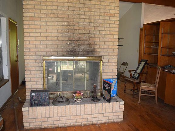 3rd image of 801 N Skyline St