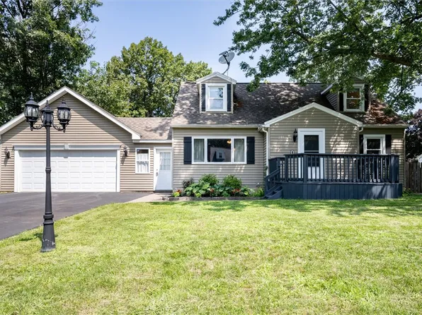218 Oakwood Ln, Webster, NY 14580