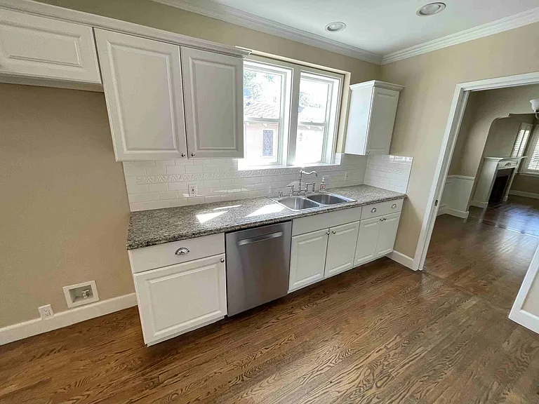 4432 Bakman Ave — Photo 6