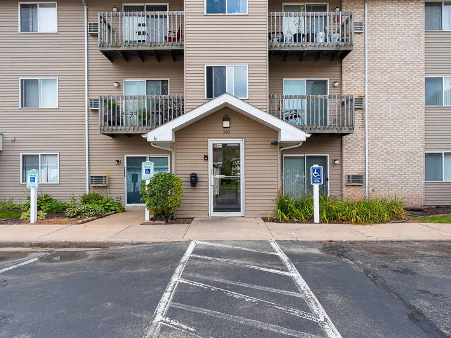 Fox Valley Meadows Apartments — Photo 1