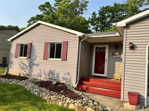 1379 Walter S Hall Dr, Lake Orion, MI 48362