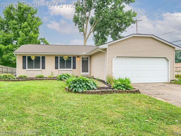 5010 Spring Well Ln, Grand Blanc, MI 48439