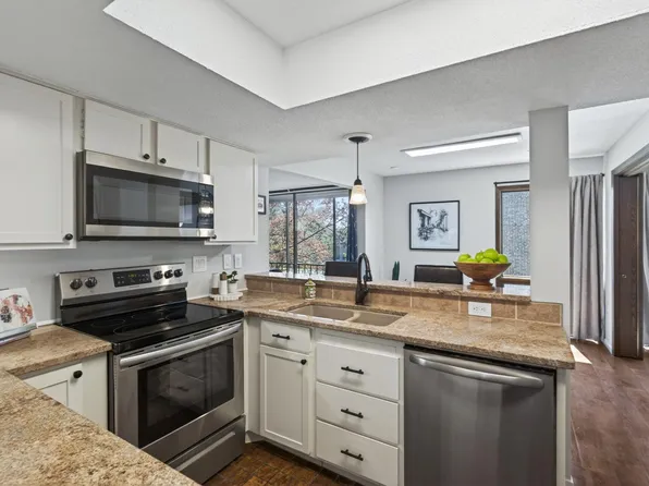 6085 Lincoln Dr APT 225, Edina, MN 55436