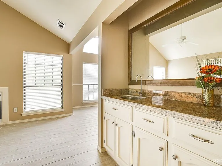 709 Brazos Cir #UT8 — Photo 5