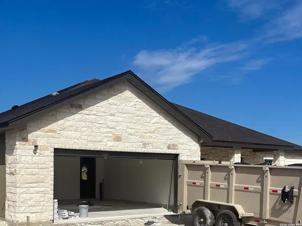 384 CR 124, Floresville, TX 78114