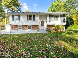 18 Sylvan Ln, Clifton Park, NY 12065