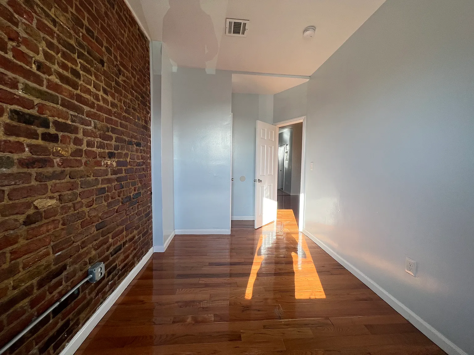 3 bed, 1000 sqft, $2,500 — Photo 4
