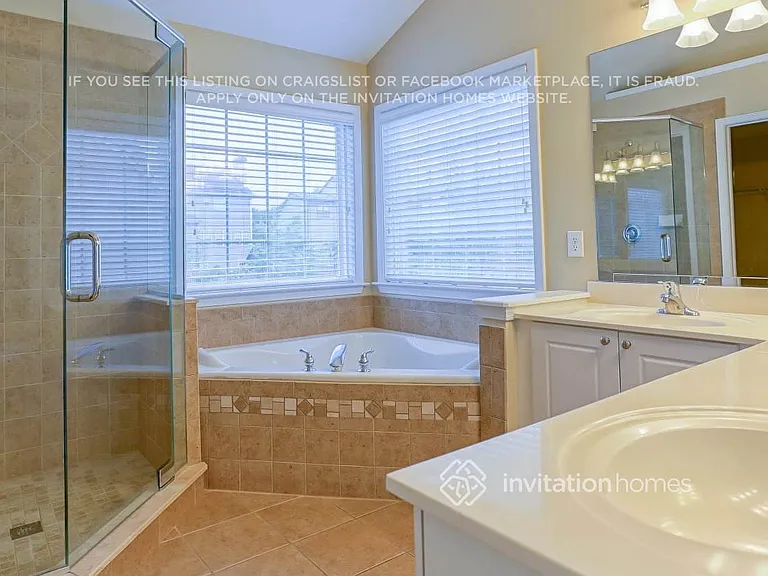 940 Island Bluff Ln — Photo 10