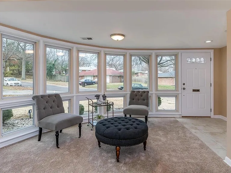 934 Briarwood Ln — Photo 3