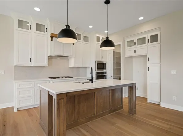 11373 S Emerald St, Olathe, KS 66061