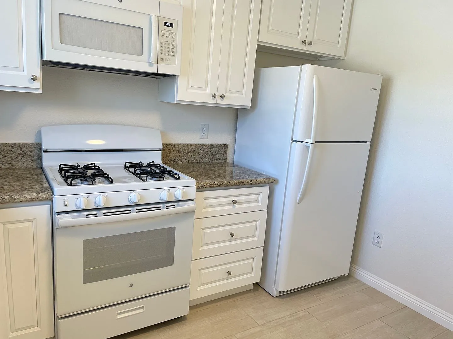 Walk to the Beach and Village- Beach living at an affordable price! — Photo 4