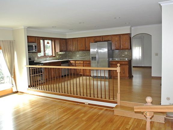 Kitchen family room combination