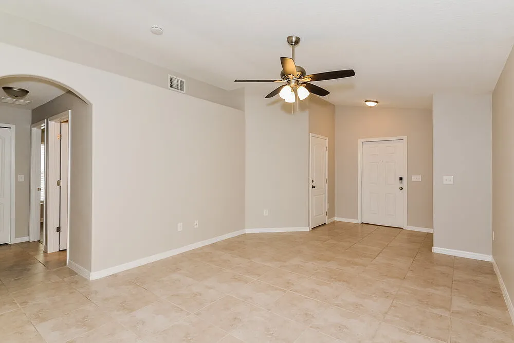 3 bed, 2.0 bath, 1340 sqft, $2,120 — Photo 4