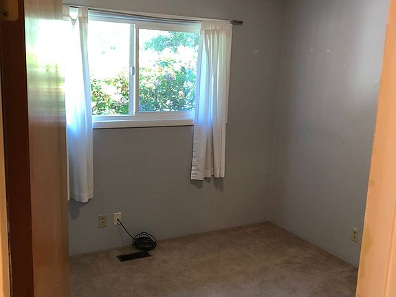 3rd image of 704 NW Amelia Dr