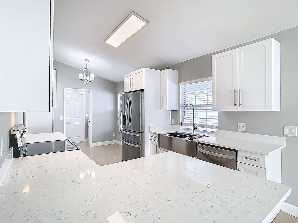New Kitchen Cabinets and Quartz Countertops